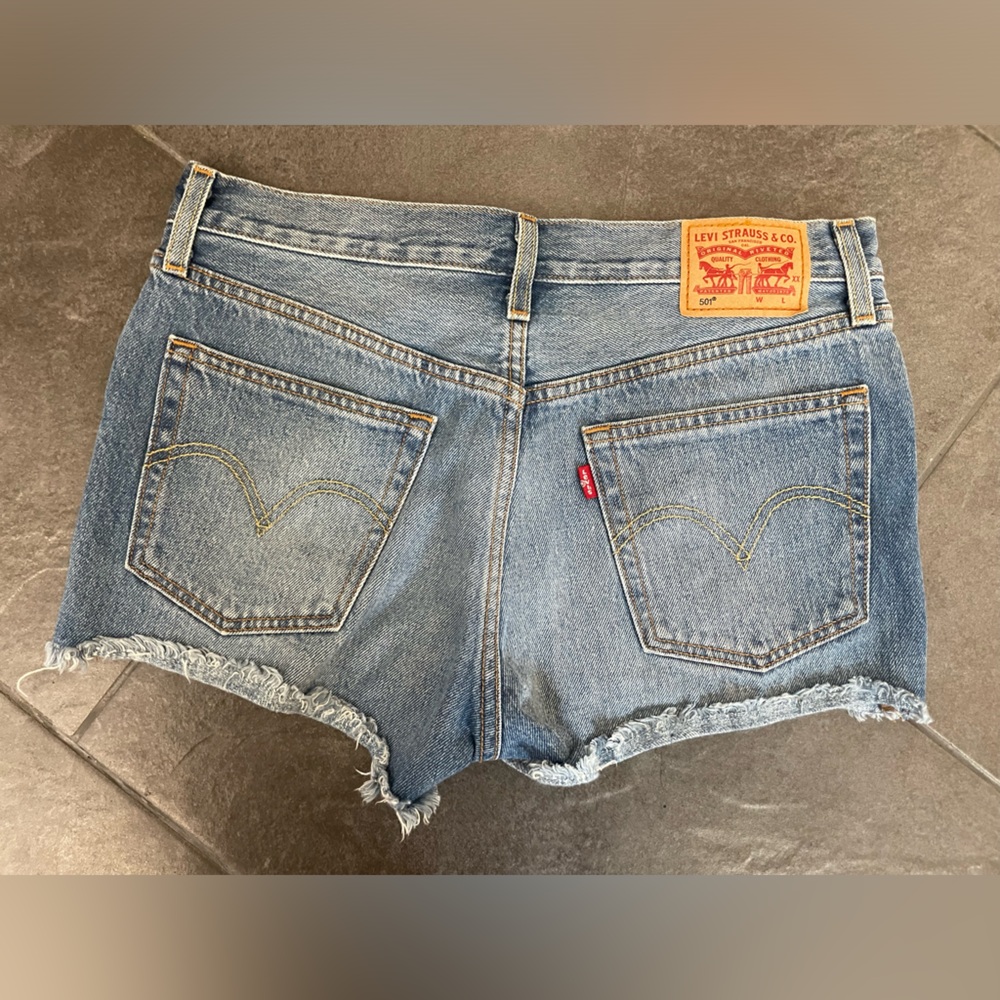 EUC levis button fly jeans shorts size 27